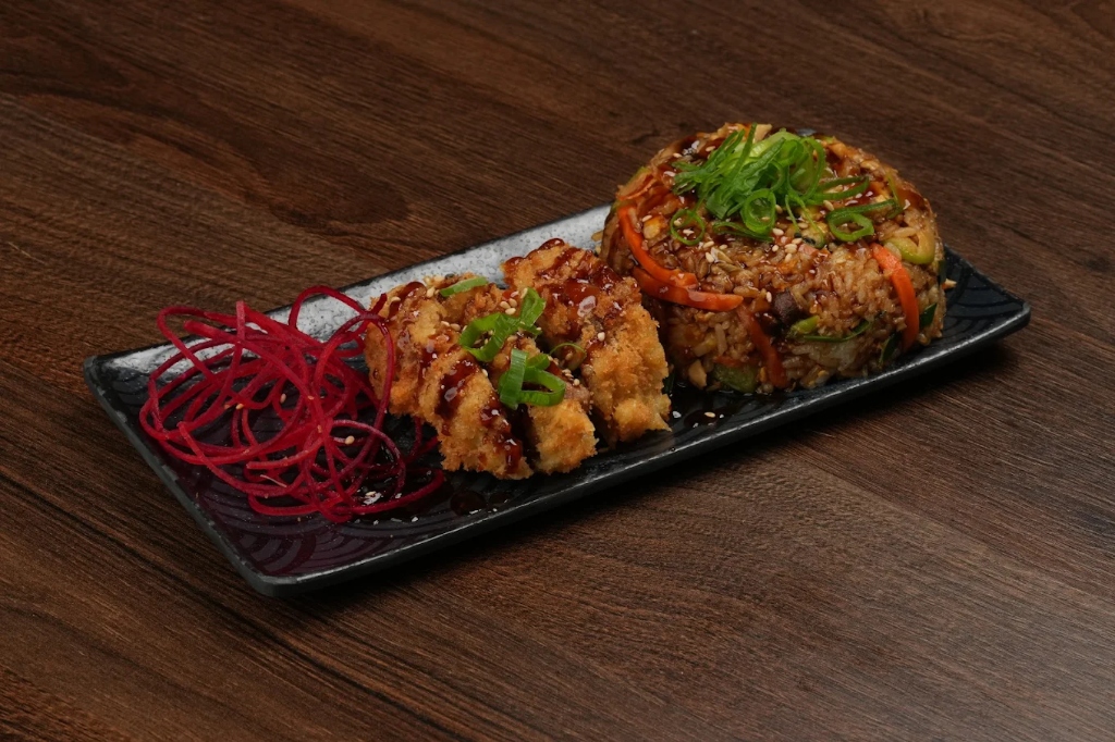 Sushi auf blauem Teller